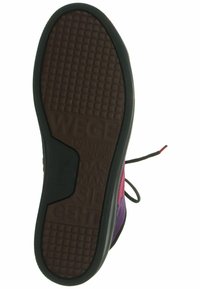 Semelle de chaussure avec un motif de bande, présentant une base en caoutchouc brun foncé et des sections supérieures vibrantes en violet, rose et noir avec des détails en lacets.