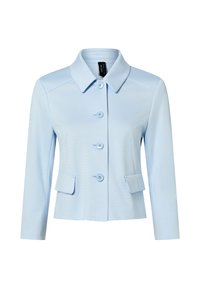 Lichtblauw jasje van gladde stof, voorzien van een kraag, zes knopen, twee voorzakken en driekwart mouwen.