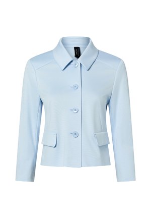 Veste bleu clair en tissu lisse, avec un col, six boutons, deux poches avant et des manches trois-quarts.