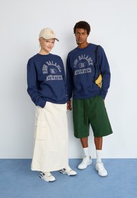 New Balance GRAPHIC CREW UNISEX - Melegítőfelső - navy