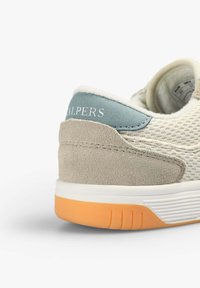 Helle beigefarbene Sneaker aus Mesh- und Wildledermaterialien, mit einem blauen Akzent an der Ferse und einer orangefarbenen Gummisohle. Markenname "ALPERS" auf der Rückseite.