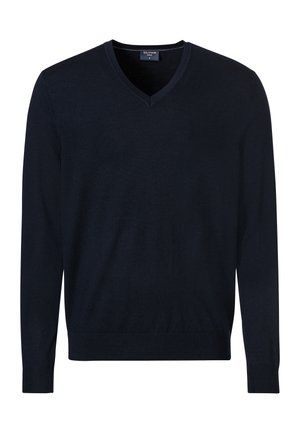 Marineblauer V-Ausschnitt-Pullover aus weichem Material, mit langen Ärmeln und einer figurbetonten Silhouette, kombiniert mit dunkler Hose und Gürtel.