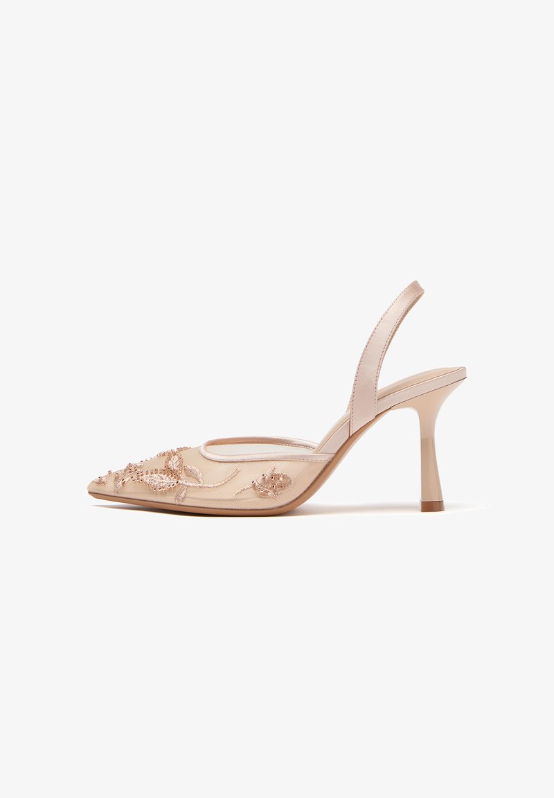Bež slingback čevelj z visokim peto in ostro konico ter cvetličnim vezenjem, s tanko srednje visoko peto na belem ozadju.
