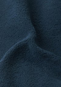 Marineblauer Fleece-Stoff mit einer weichen, strukturierten Oberfläche, die dezente Variationen in Schattierung und Tiefe aufweist.