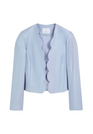 Chaqueta corta azul claro con mangas largas y detalle frontal abierto con bordes ondulados, tela de textura suave, sin cierres visibles.