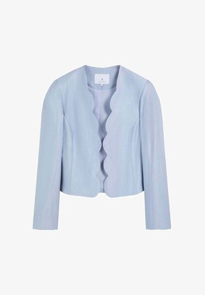 Chaqueta corta azul claro con mangas largas y detalle frontal abierto con bordes ondulados, tela de textura suave, sin cierres visibles.