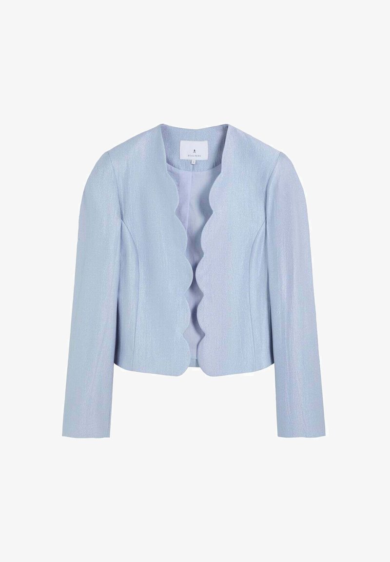 Chaqueta corta azul claro con mangas largas y detalle frontal abierto con bordes ondulados, tela de textura suave, sin cierres visibles.