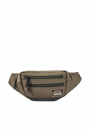 Nerka w oliwkowym kolorze z trzema czarnymi zamykanymi na zamek kieszeniami oraz prostokątną metką z napisem "Ochnik Riders Supply Custom Built."