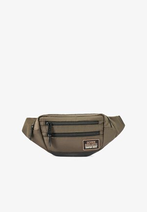 Nerka w oliwkowym kolorze z trzema czarnymi zamykanymi na zamek kieszeniami oraz prostokątną metką z napisem "Ochnik Riders Supply Custom Built."