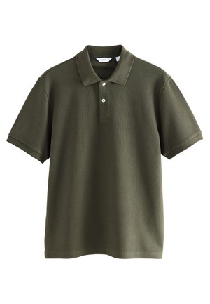 Polo verde oliva hecho de tela texturizada con un cuello clásico, tapeta de tres botones y mangas cortas. Diseño sencillo.