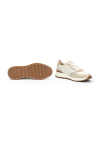 Paire de baskets beige et blanche, l'une montre une vue latérale avec des lacets, l'autre montre une semelle en caoutchouc marron avec un motif de bande de roulement.