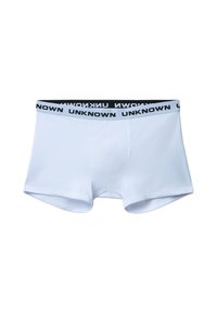 Białe męskie slipy z czarnym elastycznym pasem, na którym powtarza się tekst "UNKNOWN" napisany wielkimi literami.