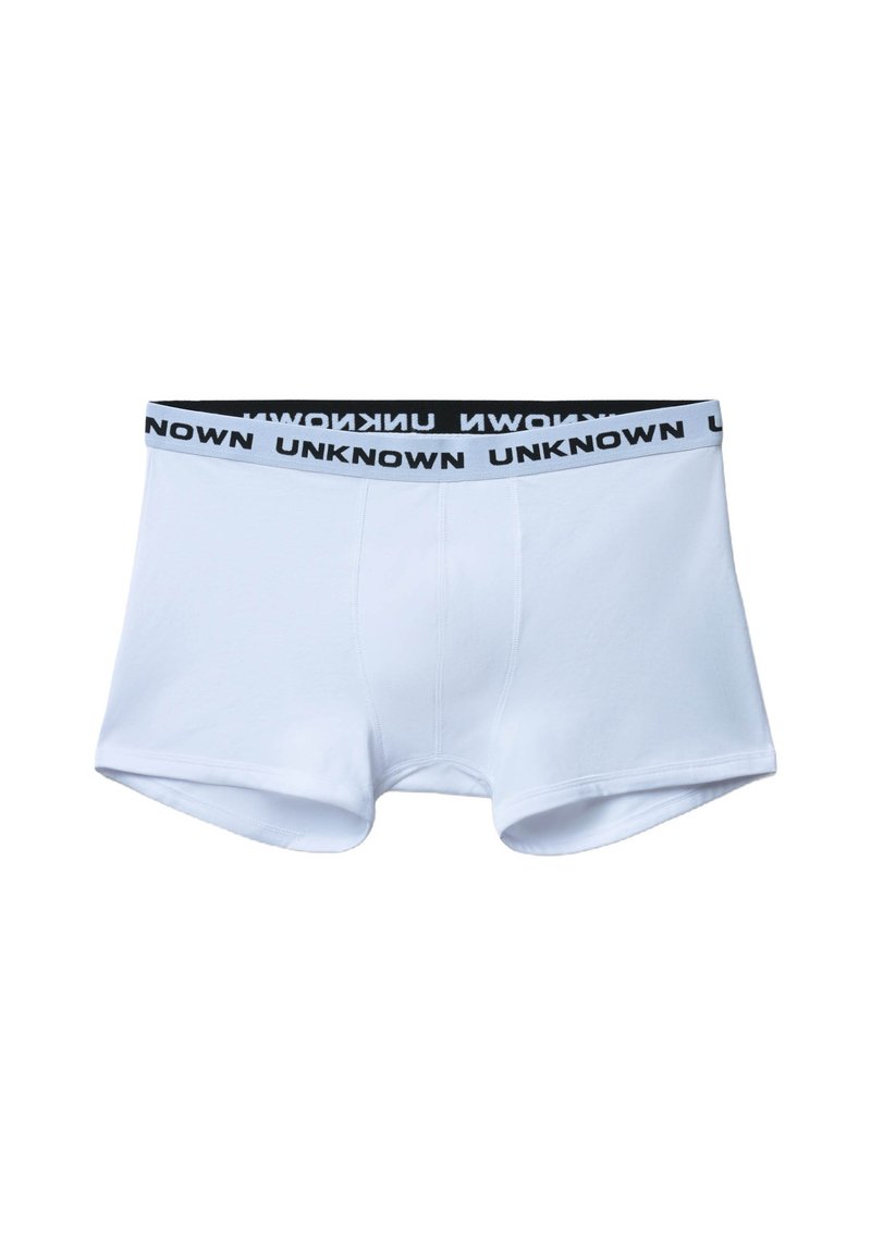 Białe męskie slipy z czarnym elastycznym pasem, na którym powtarza się tekst "UNKNOWN" napisany wielkimi literami.