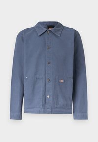 Μπλε σακάκι με κουμπιά και γιακά, δύο εμπρόσθιες τσέπες, μεταλλικά κουμπιά ασφαλείας και μικρό λογότυπο στο δεξιό τσεπάκι.