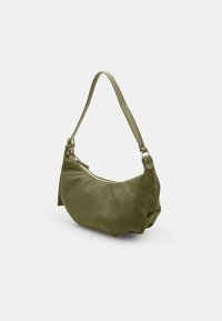 Borsa a spalla in suede verde oliva con forma curva, tracolla regolabile e chiusura con zip. Texture morbida con un leggero lucido.
