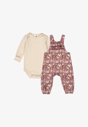 To-delt outfit: en beige langærmet bodysuit med trykknaplukning, parret med lyserøde overalls med blomsterprint og volange-stropper.