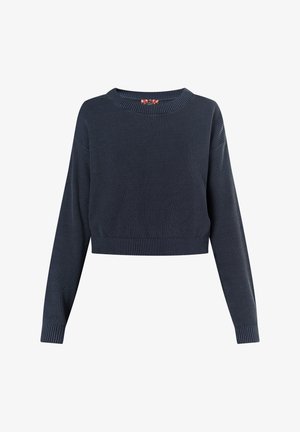 Suéter de punto acanalado azul marino con un diseño cropped, cuello redondo amplio y mangas largas; tejido texturizado con un sutil patrón de rayas.