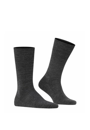 Paar schlichte dunkelgraue Socken bis zur Mitte der Wade, auf weißem Hintergrund dargestellt, eines steht aufrecht, das andere ist seitlich geneigt.