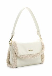 Borsa coperta in finta pelle bianca con una rifinitura e una tracolla in crema texturizzata e pelosa. Include hardware in tono oro e una chiusura a ribalta.