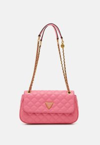 Sac à main matelassé rose avec un logo triangulaire doré, doté d'une chaîne en rose et doré, et d'une fermeture à rabat avec une texture lisse.
