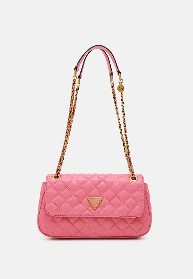Sac à main matelassé rose avec un logo triangulaire doré, doté d'une chaîne en rose et doré, et d'une fermeture à rabat avec une texture lisse.