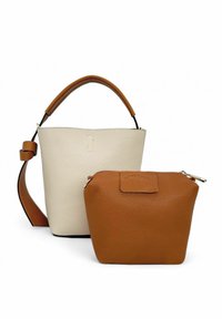 Sac seau en cuir texturé crème avec une poignée marron, accompagné d'une petite pochette zippée marron en cuir texturé assorti.