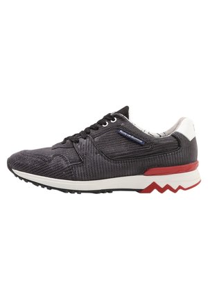 Czarny perforowany skórzany sneaker z białą podeszwą, czerwonym detalem na pięcie, czarnymi sznurowadłami i białą pętelką na pięcie, widok z boku.