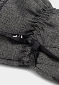 Borsa in tessuto grigio con superficie testurizzata, fibbia in plastica nera e un'etichetta con il nome del marchio cucita su un lato.