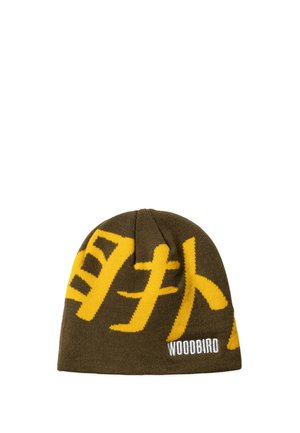 Strikket hue i mørk olivengrøn med store gule japanske tegn og lille hvid tekst "WOOOBIRD" på den nederste forside.