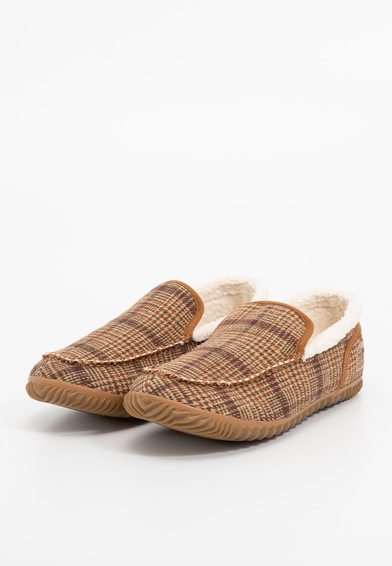 Bruine geruite instapslippers met een fleecevoering en rubberen zool. Kenmerkt zich door een gestikte afwerking en een zachte textuur, ontworpen voor comfort en gebruiksgemak.