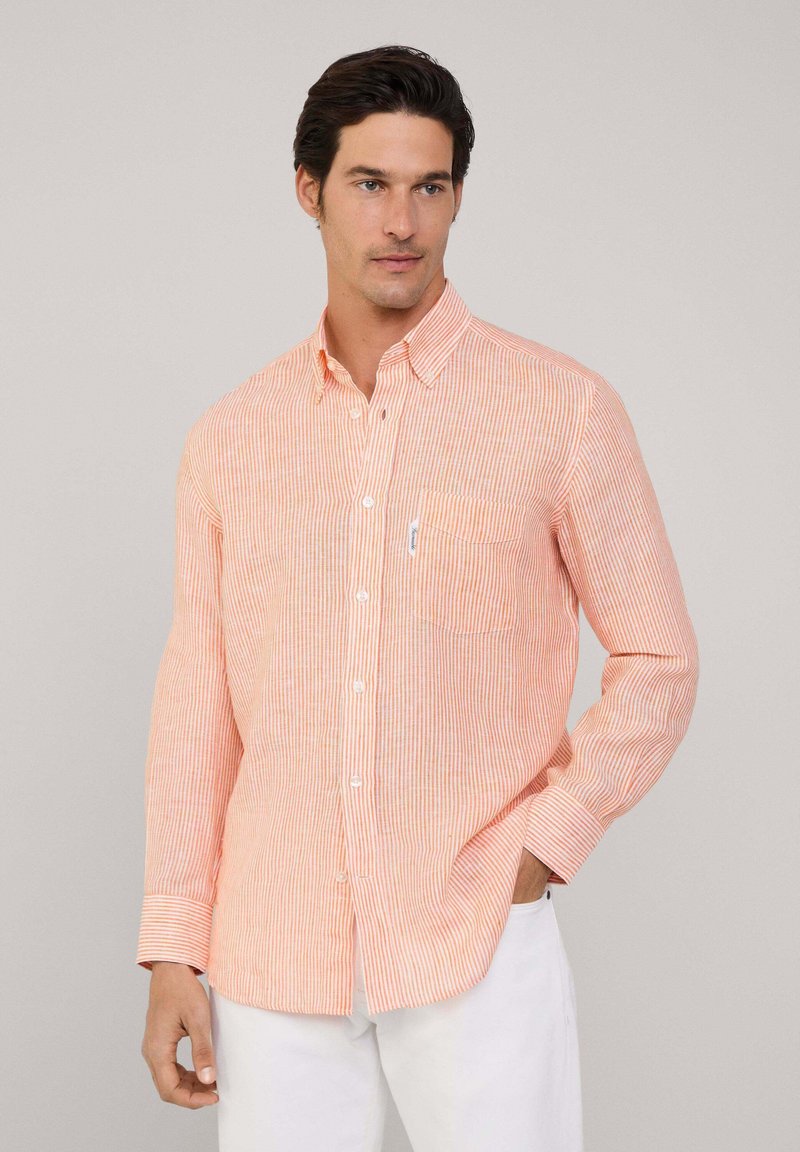 Camisa ligera a rayas en naranja y blanco, diseño de botones, mangas largas, un bolsillo en el pecho, tela de algodón suave.