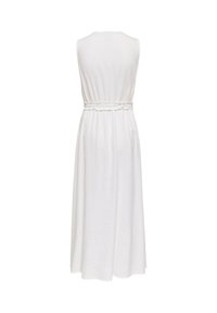 Robe longue blanche sans manches avec taille froncée et détail de ceinture texturée, vue de dos sur fond blanc.