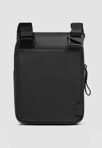 Schwarze synthetische Umhängetasche mit glatter Oberfläche, ausgestattet mit verstellbarem Riemen, Reißverschluss und minimalistischem Design.