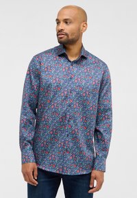 Overhemd met knoopsluiting in een blauw bloemenpatroon met rode en groene accenten, gemaakt van een zachte stof, met lange mouwen en een klassieke kraag.