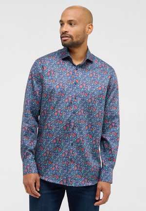 Button-up-Hemd mit einem blauen Blumenmuster und roten sowie grünen Akzenten, aus glattem Stoff, mit langen Ärmeln und klassischem Kragen.