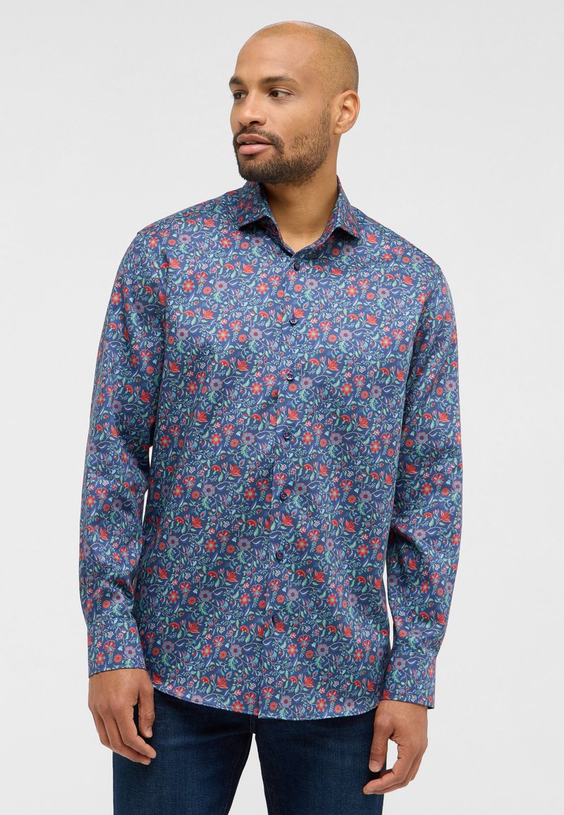 Overhemd met knoopsluiting in een blauw bloemenpatroon met rode en groene accenten, gemaakt van een zachte stof, met lange mouwen en een klassieke kraag.
