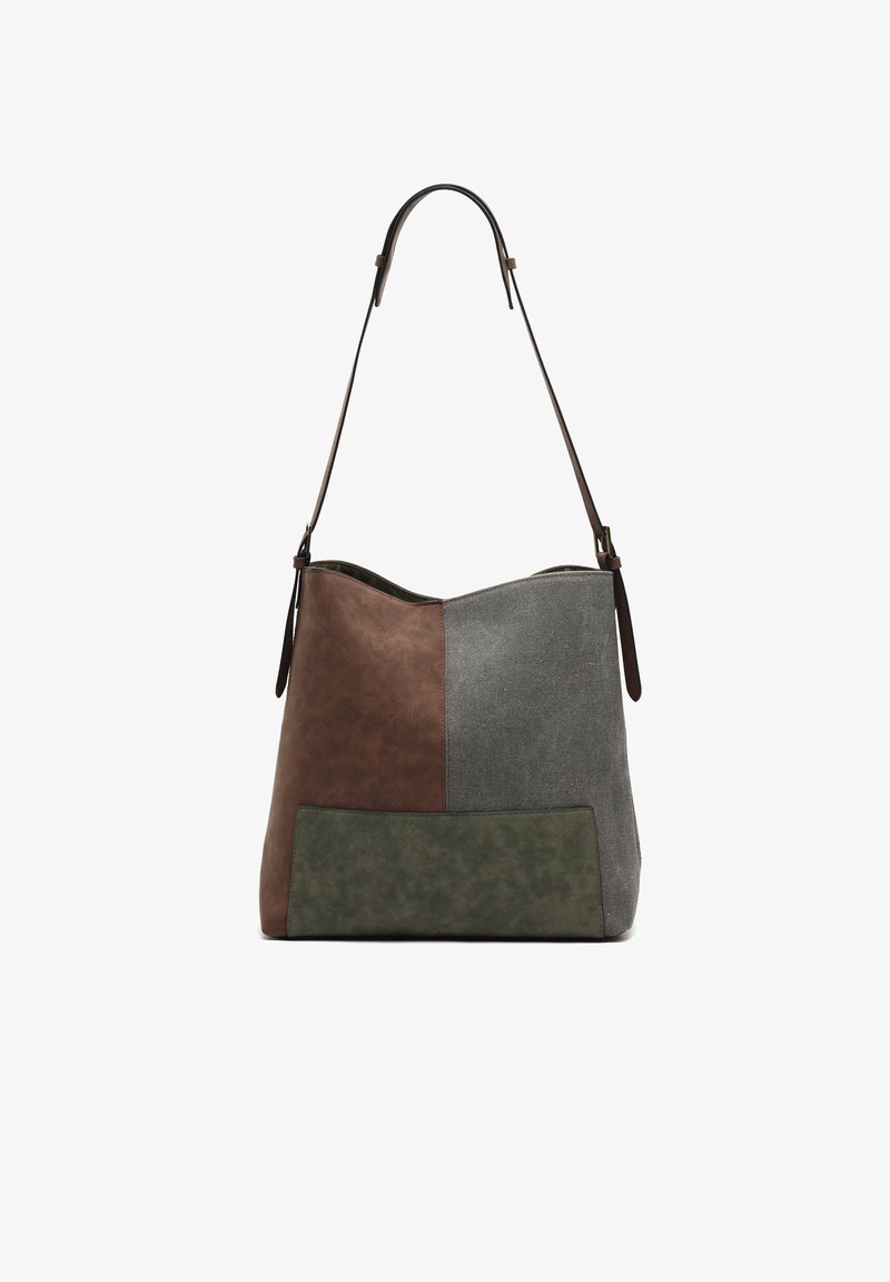 Borsa a spalla pannellata realizzata in materiali marroni, grigi e verdi. Texture morbida con una forma strutturata e tracolla in pelle regolabile.