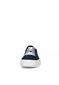 Sneakers in tela blu navy con lacci bianchi, dotate di punta tonda e una robusta suola in gomma bianca. Design pulito con dettagli minimi.