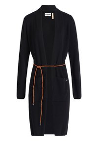 Cardigan long noir à ouverture frontale avec deux poches avant et une fine ceinture brune tressée nouée à la taille.