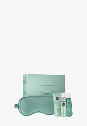Trousse de sommeil comprenant un masque pour les yeux, une crème de nuit, une brume faciale et une huile de massage pour le corps dans un emballage vert portant l'inscription "Moments pour Moi".
