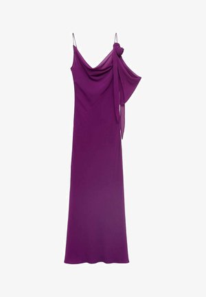 Ljubičasta večernja haljina s drapiranim prednjim dijelom, jednim naramenicom i lepršavom siluetom. Tkanina izgleda mekano s glatkom teksturom.
