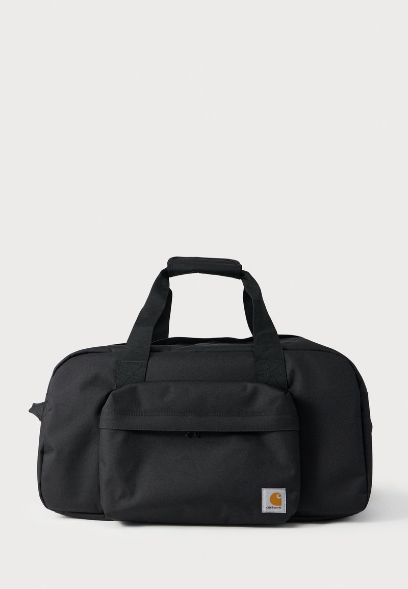 Zwarte Carhartt duffeltas met dubbele handgrepen en een voorvak met ritssluiting op een effen witte achtergrond.