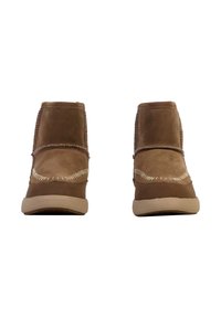 Stivaletti alla caviglia in suede marrone con cuciture bianche, caratterizzati da una punta rotonda, una texture morbida e una suola in gomma per una buona aderenza. Design elegante per il massimo del comfort.