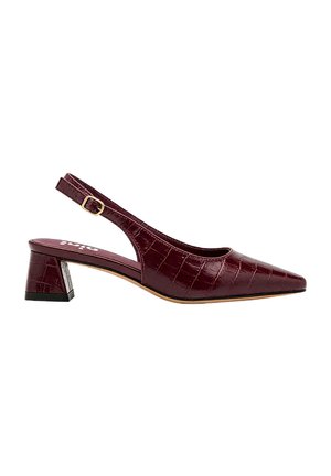 Chaussure slingback en cuir embossé crocodile bordeaux, à bout pointu, talon carré bas et bride réglable avec boucle dorée.
