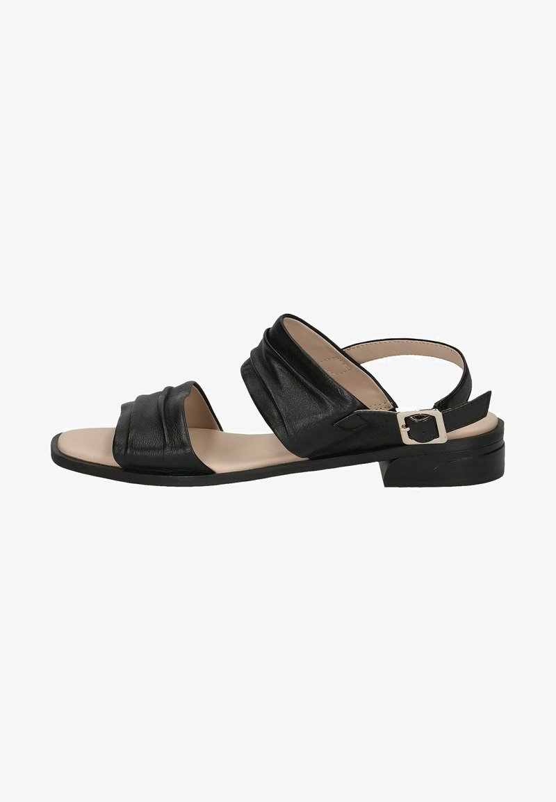 Zwarte leren sandalen met geplooide banden, open teen ontwerp en een lage hak. Voorzien van een verstelbare enkelband met een metallic gesp.