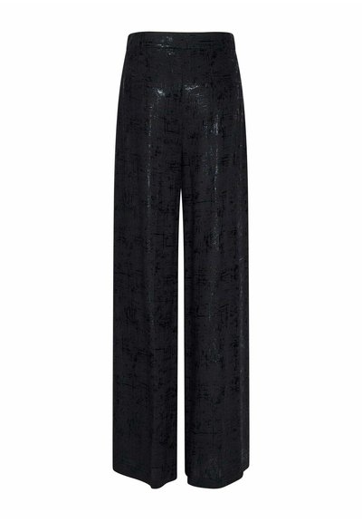 Zwarte broek met wijde pijpen, een subtiel gestructureerd patroon en een hoge taille, afgebeeld tegen een witte achtergrond.