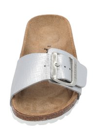 Grå slidesandal med en texturerad rem och silverspänne. Korkfotbädd och vit gummisula, designad med fokus på en enkel och ren stil utan mönster.