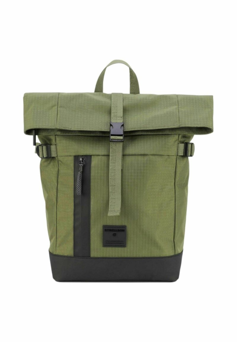 Zaino verde a risvolto con accenti neri, realizzato in tessuto testurizzato, dotato di una tasca frontale con zip e spallacci regolabili.