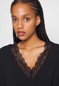 Vero Moda VMLYRA V NECK DRESS - Vestido de dia - black