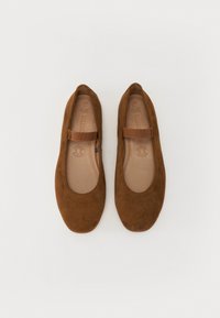 Brune semsket ballettsko med rund tå, elastisk stropp og glatt innerfor. Minimalistisk design uten synlig maskinvare eller mønstre.